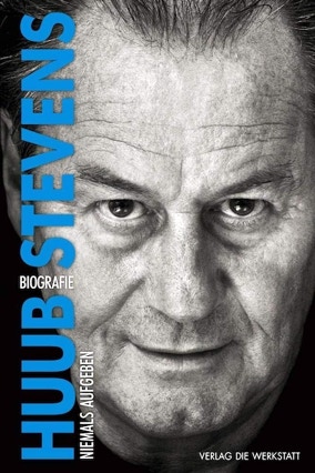 Cover Huub Stevens: Niemals aufgeben. Biografie (Verlag Die Werkstatt)